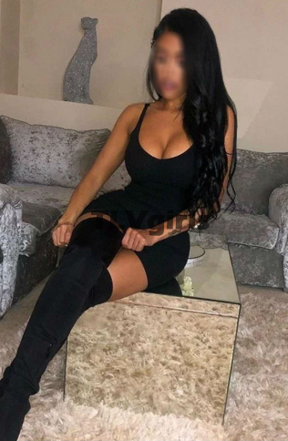 אמזון ו מפלרטט יש לו גוף אתלטי