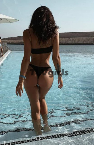 מפתה ומעורר השראה, יש לה חזה יפה