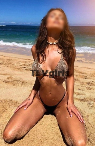 סקסית ועצמאית, צמיחה נמוכה עם שדיים יפים