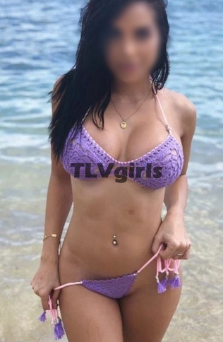 סקסית ועצמאית, צמיחה נמוכה עם שדיים יפים