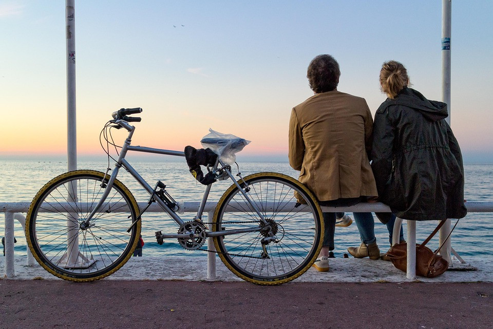 כלה נטושה הורסת את שמלת החתונה שלה בדרך המושלמת