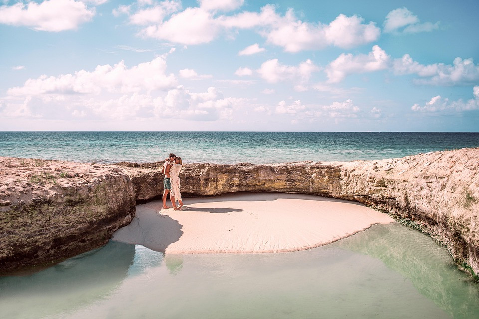 כלת שותקת הולכת ובוחנת את הדרך לחופה (וידאו)